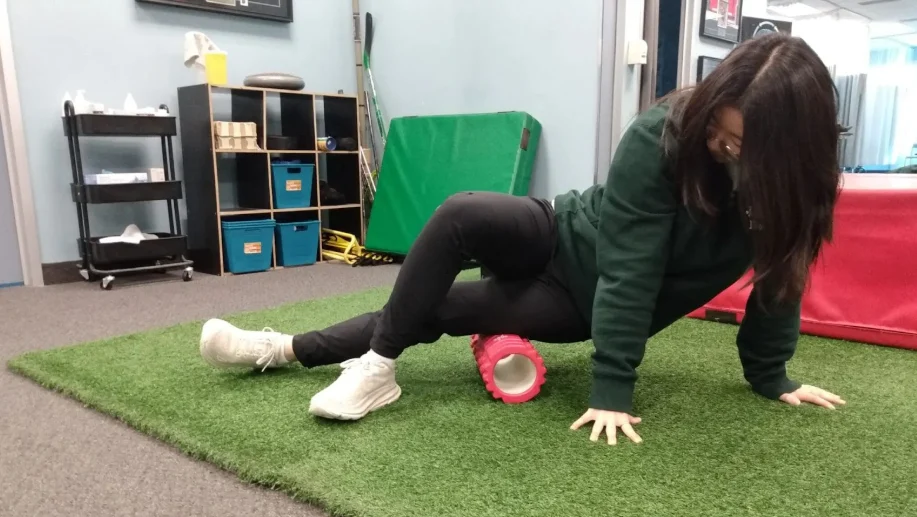 Foam roller exercise for IT Band pain relief – recommended by physiotherapists in Oakville