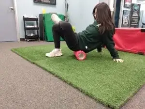 physio patient foam rolling glutes exercise physio patient foam rolling glutes exercise